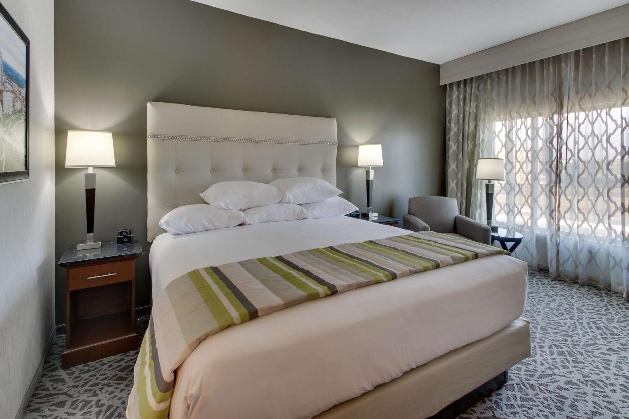 Drury Inn & Suites Cleveland Beachwood Exteriör bild